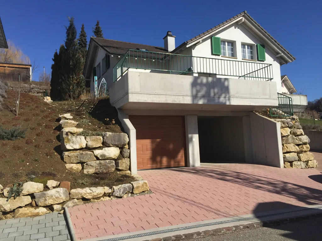 Stambena kuća na padini s prostranom terasom